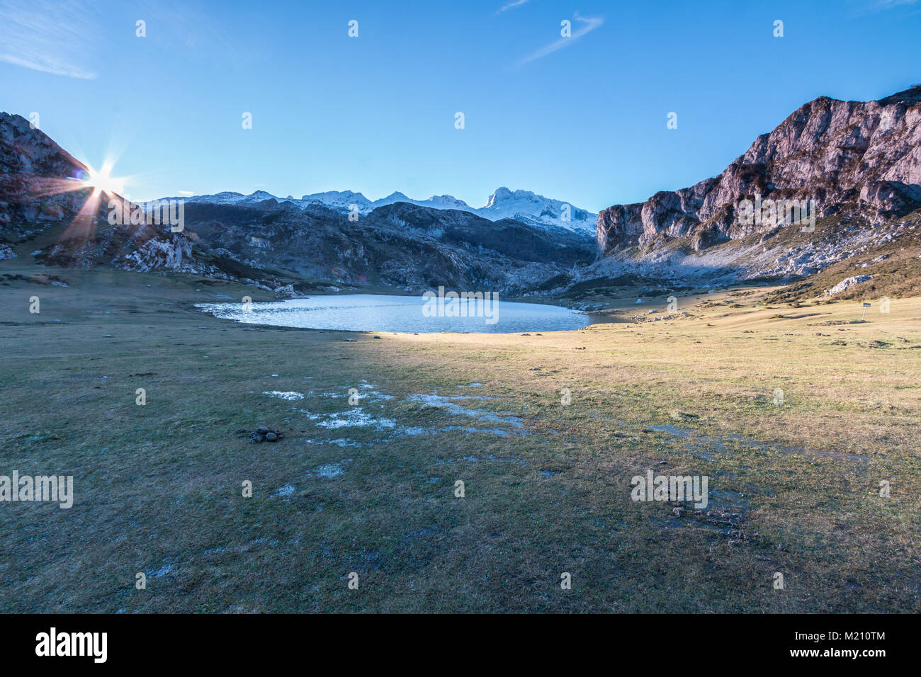 Spektakulär und bunten Sonnenuntergang in den Seen von Covadonga, Asturien, in der sehr kalten Wintertag, wo Sie die wunderschönen Farben der Wolken sehen können, Stockfoto