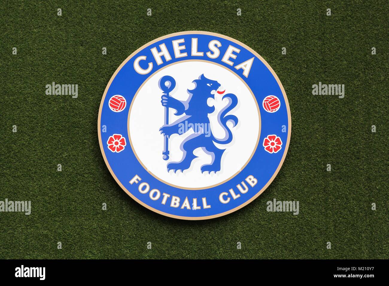 London, Großbritannien, 1. Februar 2018: Logo der Chelsea Football Club, an einer Wand im Stamford Bridge Stadion. Stockfoto