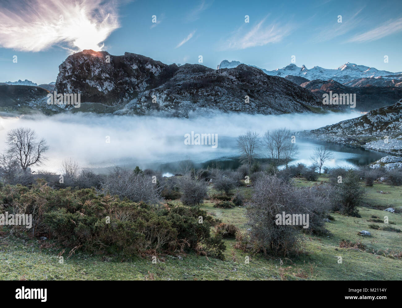 Spektakulär und bunten Sonnenuntergang in den Seen von Covadonga, Asturien, in der sehr kalten Wintertag, wo Sie die wunderschönen Farben der Wolken sehen können, Stockfoto
