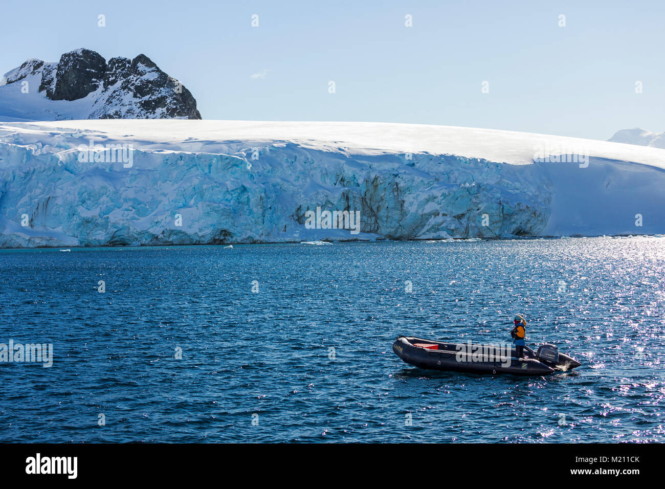 Großes Schlauchboot Zodiac Boote shuttle alpinen Bergsteigen Skifahrer in die Antarktis aus dem Passagierschiff Ocean Abenteurer; Nansen Island Stockfoto
