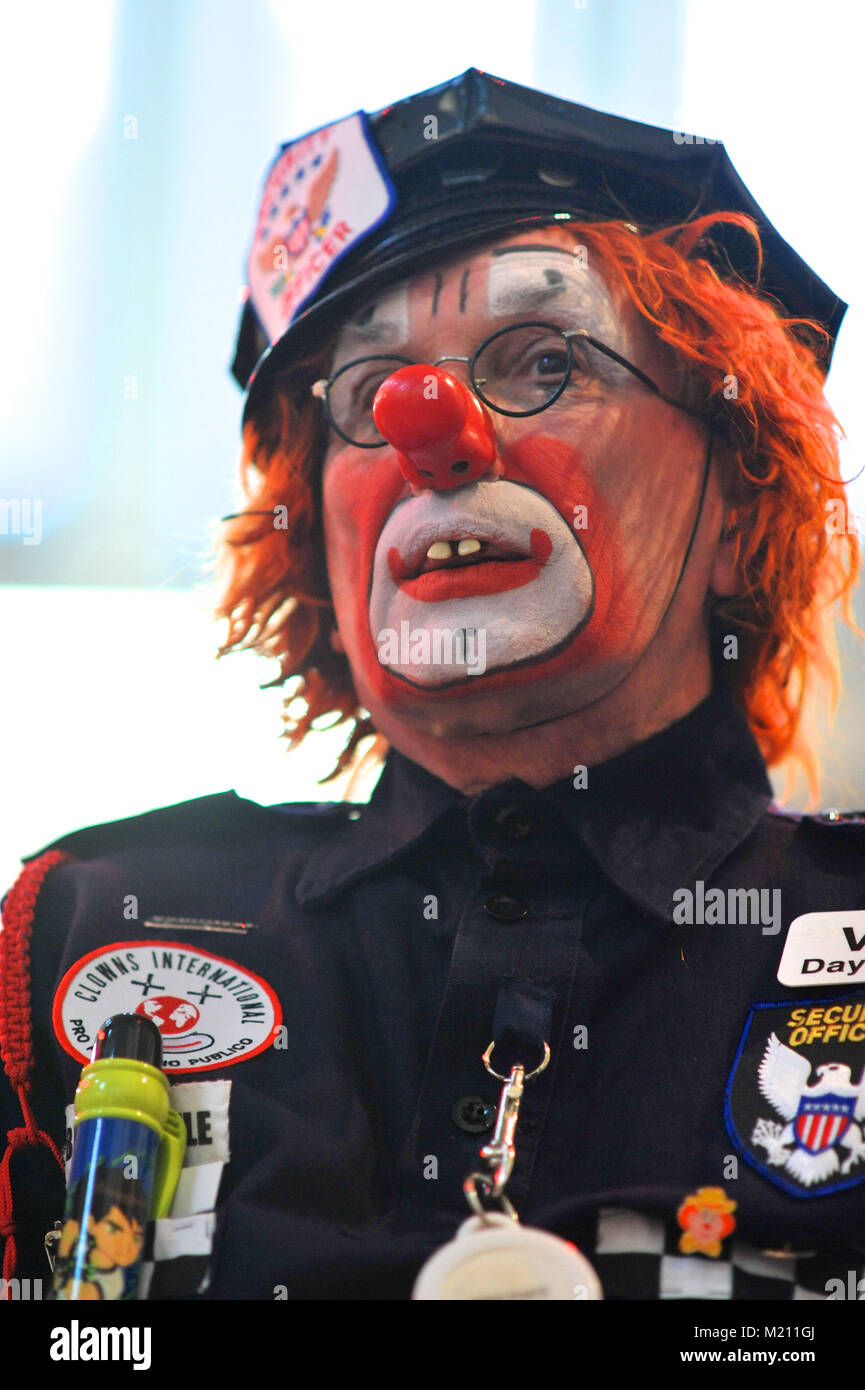 Ein Clown gekleidet Security Officer bei der 67. jährlichen Grimaldi Clown Gottesdienst in der Kirche der Heiligen Dreifaltigkeit, Dalston, East London. Der Service, der zu einer jährlichen Tradition seit 1946, wird in Erinnerung an Joseph "Joey" Clown Grimaldi (1778-1837), der am meisten gefeierten englischen Clown, geboren wurde und in London durchgeführt. Die einzigartige Gottesdienst ist an jedem ersten Sonntag im Februar statt und einen Kranz zu Ehren der Grimaldi. Stockfoto