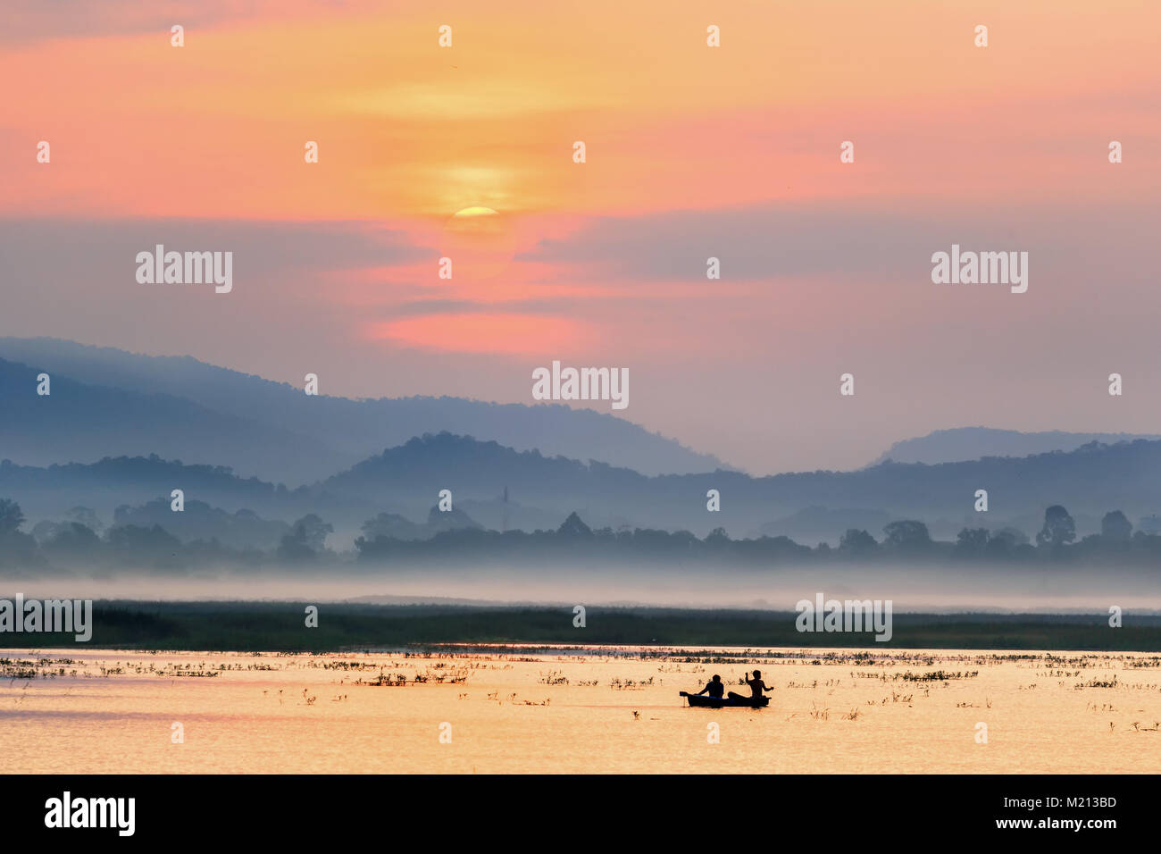 Silhouette Fischer auf dem Boot im Meer Stockfoto