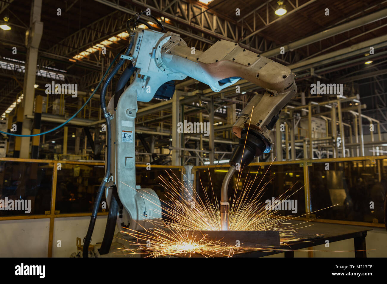 Industrieroboter ist Schweißen Montage Teil für Automobile in der Factory Stockfoto