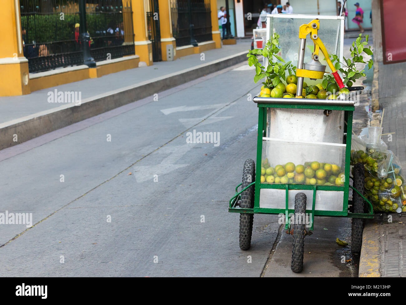 Eine Warenkorb Dreirad mit einem manuellen Squeezer auf frischen Lima und Zitronensaft auf der Plaza de Bolivar in der Altstadt von Cartagena, Kolumbien zu verkaufen. Stockfoto