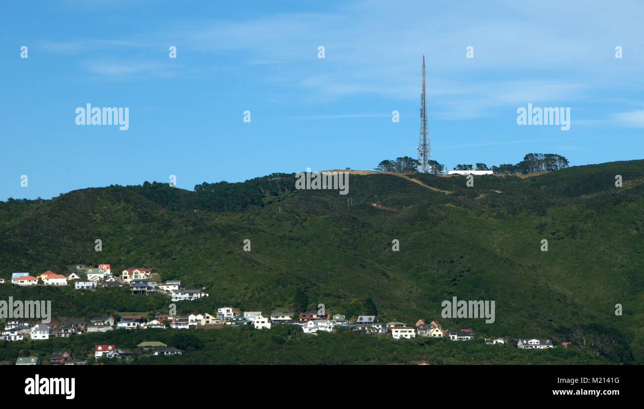 Broadmeadows Häuser mit einheimischen Busch hinter, bis Mt Kaukau, TV-Übertragung Turm um 445 mt gehen Stockfoto