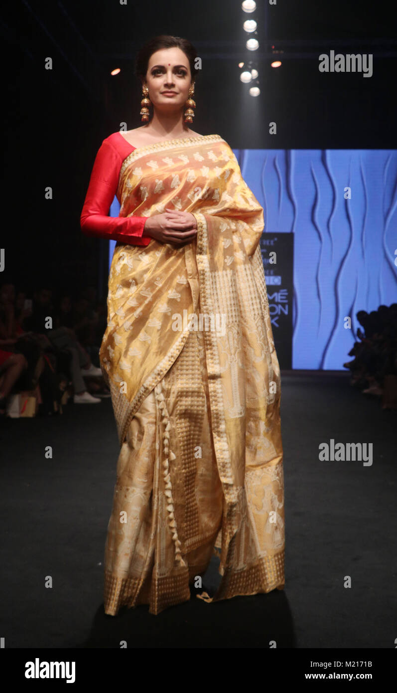 Mumbai, Indien. 3 Feb, 2018. Showstopper Dia Mirza präsentieren die Kollektion Designer Sanjukta Dutta an Lakme Fashion Week im Sommer Resort 2018 Jio Garten in Mumbai. Credit: Azhar Khan/SOPA/ZUMA Draht/Alamy leben Nachrichten Stockfoto