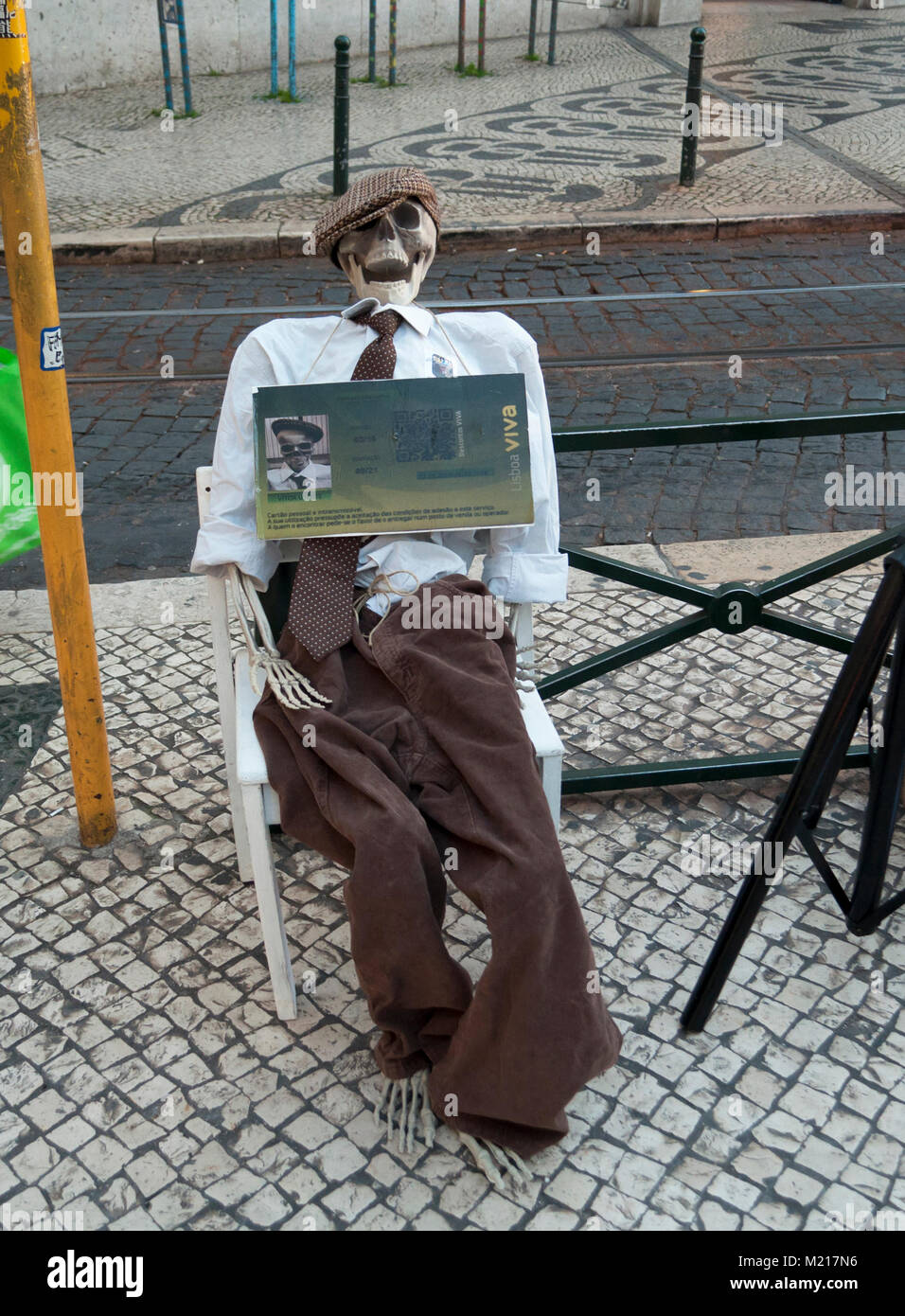 Lissabon, Portugal. 2 Feb, 2018. Straße Demonstration der Benutzer öffentlicher Verkehrsmittel gegen Metro degratation. Karikatur einer Person warten auf die U-Bahn. Credit: Pandora/Alamy leben Nachrichten Stockfoto
