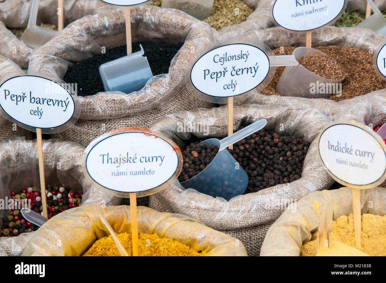 Bauern auf dem Markt im Zentrum von Prag, Tschechische Republik, vom 3. Februar 2018, den Verkauf inländischer und Bio-lebensmittel verschiedene Arten von frischen Gewürzen Credit: Josef pliva/Alamy leben Nachrichten Stockfoto