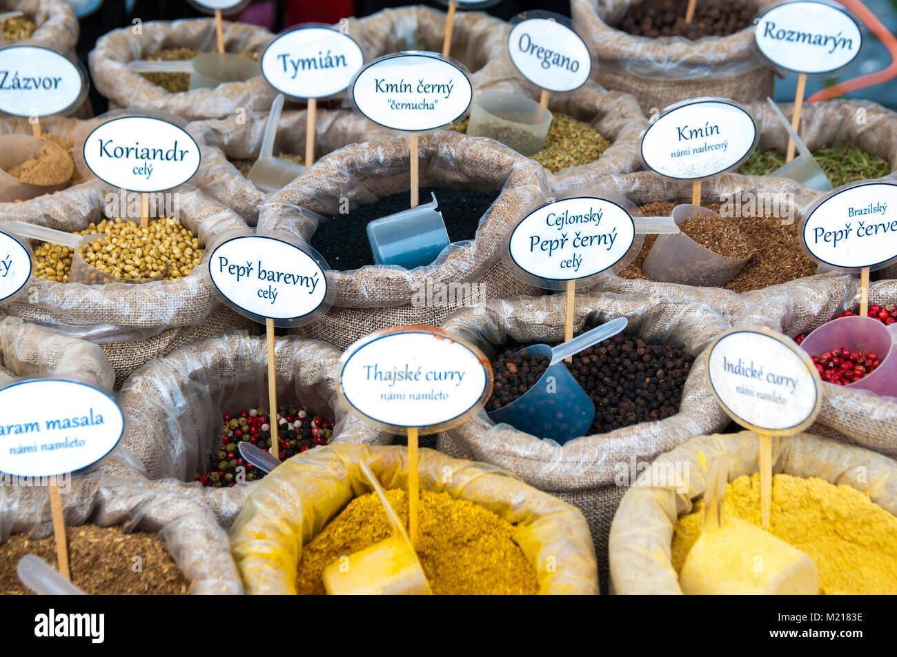 Bauern auf dem Markt im Zentrum von Prag, Tschechische Republik, vom 3. Februar 2018, den Verkauf inländischer und Bio-lebensmittel verschiedene Arten von frischen Gewürzen Credit: Josef pliva/Alamy leben Nachrichten Stockfoto