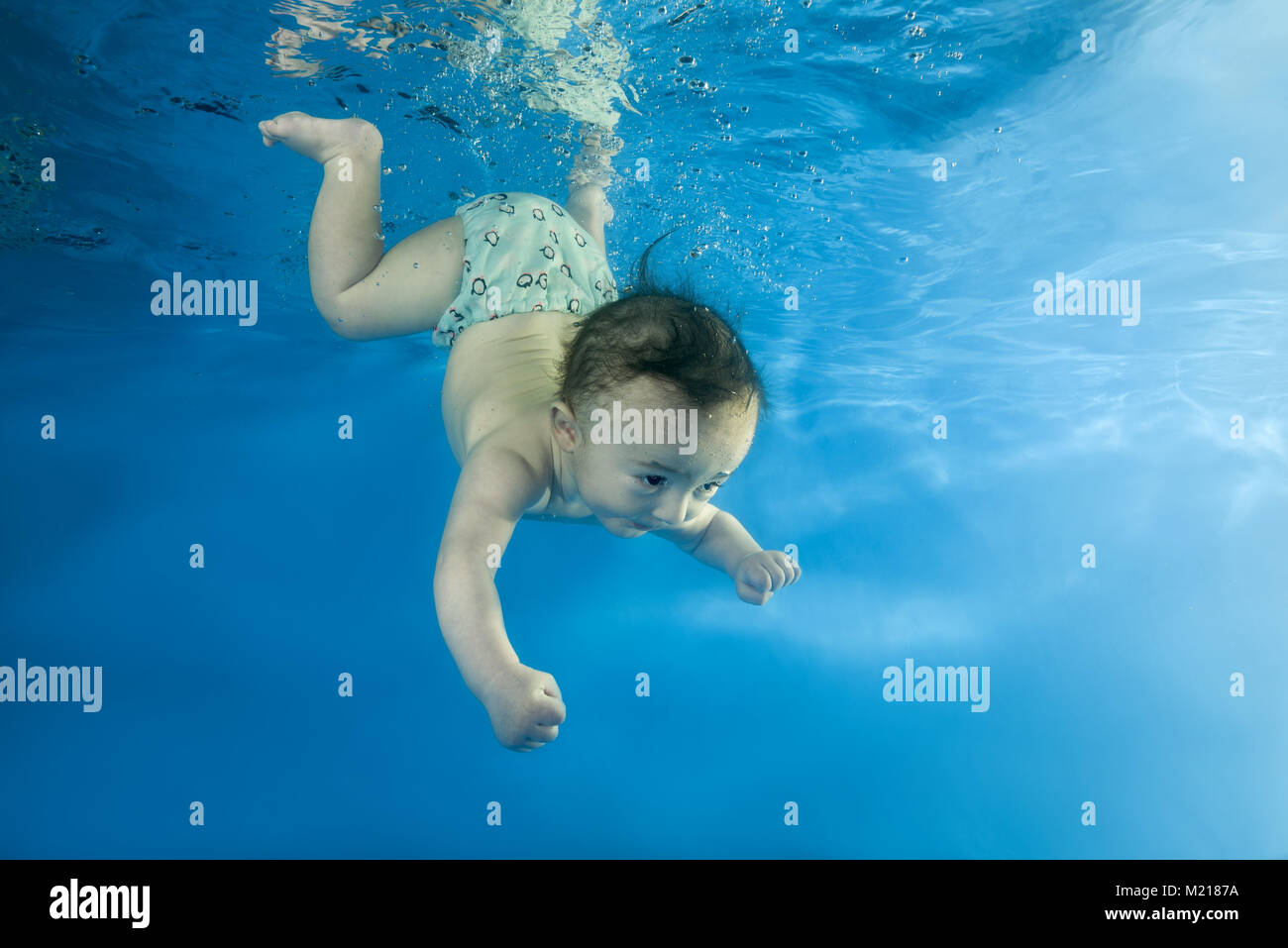 Odessa, Ukraine. 31 Jan, 2018. kleiner Junge zu Tauchen Unterwasser im Pool Credit lernt: Andrey Nekrasov/ZUMA Draht/ZUMAPRESS.com/Alamy leben Nachrichten Stockfoto