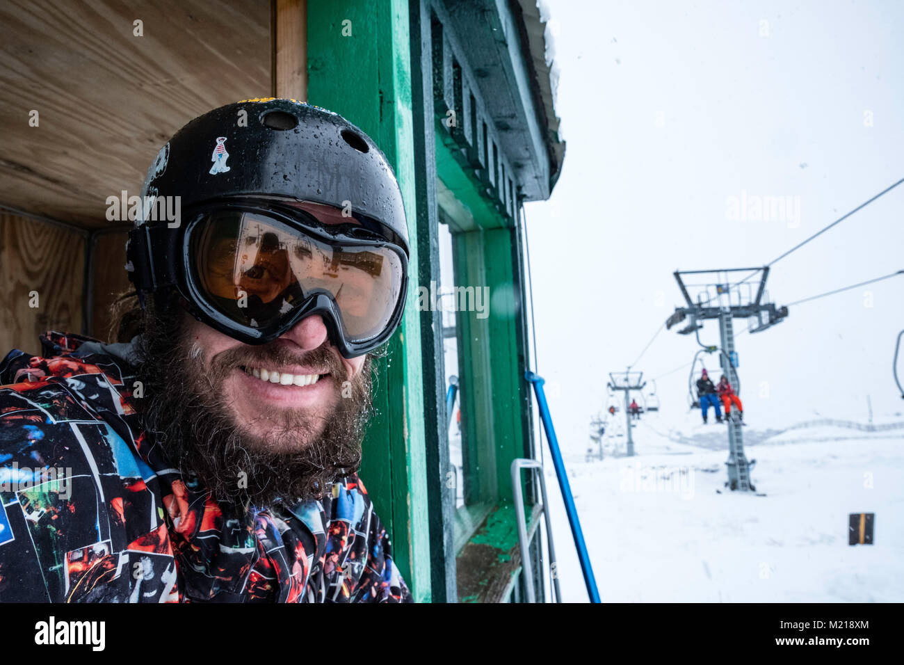 Glenshee, Schottland, Vereinigtes Königreich. 3. Februar, 2018. Neue Schnee fällt in Glenshee Skigebiet im Cairngorms viele Skifahrer, die eifrig die guten ruhigen Bedingungen zu geniessen. Das Wetter wird voraussichtlich für den Rest des Wochenendes und große Menschenmengen gut sein wird erwartet, dass sie die Vorteile der ausgezeichneten Bedingungen zu nehmen. Bild David Campbell hat ein Auge auf Sessellift Operationen, Stockfoto