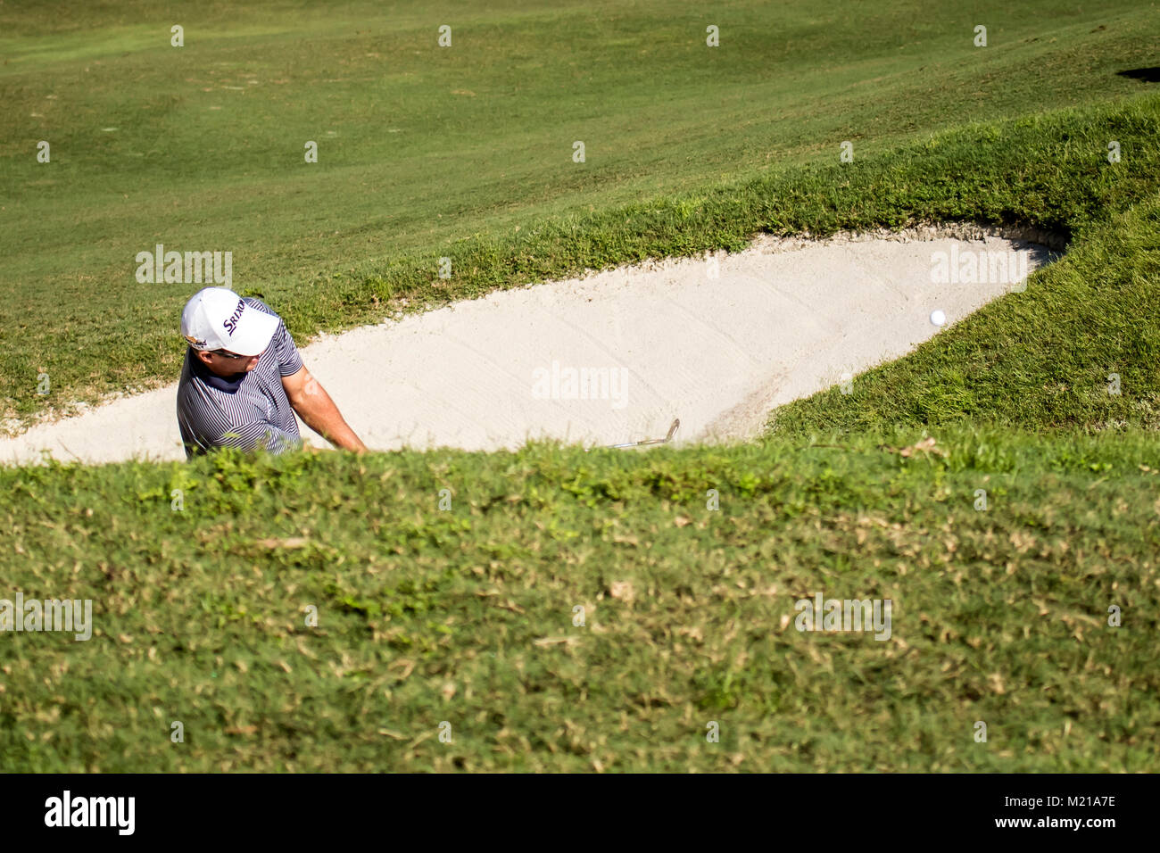 Kuala Lumpur, Malaysia. 3. Februar, 2018. Runde drei Maßnahmen auf Maybank Championship Golf Turnier in Kuala Lumpur, Malaysia 2018. Ryan Fox landet in einem tiefen Bunker. © Danny Chan/Alamy Leben Nachrichten. Stockfoto