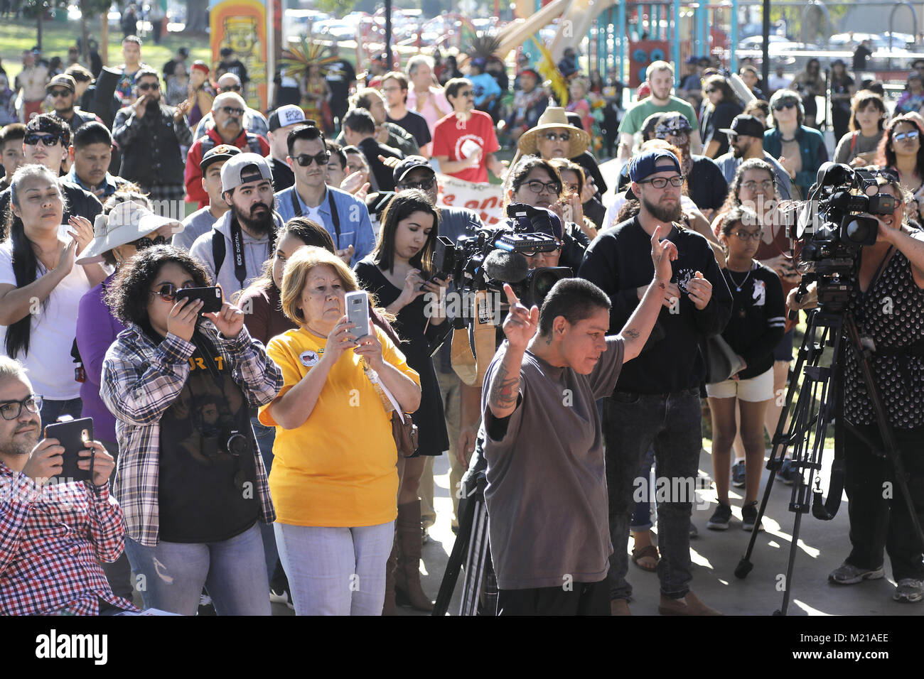 San Diego, CA, USA. 3 Feb, 2018. Einige Rechtsextreme Gruppen mit den patriotischen Picknick ausgerichtet ein paar Tische statt gegenüber von Chicano Park, wo Anhänger des Chicano Kultur, dargestellt, in der Nähe von Barrio Logan San Diego sammelte am Samstag Morgen. Quelle: John gastaldo / ZUMA Draht/Alamy leben Nachrichten Stockfoto