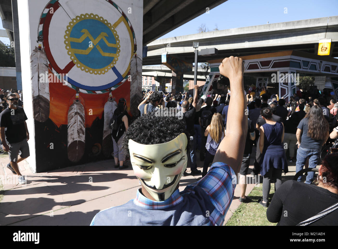 San Diego, CA, USA. 3 Feb, 2018. Einige Rechtsextreme Gruppen mit den patriotischen Picknick ausgerichtet ein paar Tische statt gegenüber von Chicano Park, wo Anhänger des Chicano Kultur, gezeigt, wie diese tragen eine Guy Fawkes Maske im Barrio Logan San Diego Samstag vormittag sammelten. Quelle: John gastaldo / ZUMA Draht/Alamy leben Nachrichten Stockfoto