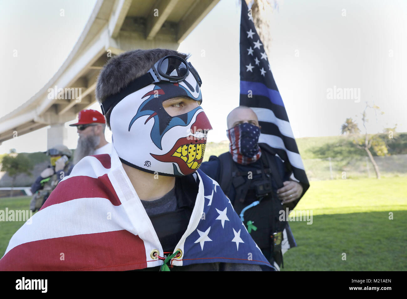 San Diego, CA, USA. 3 Feb, 2018. Einige Rechtsextreme Gruppen ausgerichtet mit dem patriotischen Picknick, gezeigt, ein paar Tische gegenüber von Chicano Park in der Nähe von Barrio Logan San Diego Samstag Morgen sammeln gegen die Rechte der Einwanderer statt. Quelle: John gastaldo / ZUMA Draht/Alamy leben Nachrichten Stockfoto