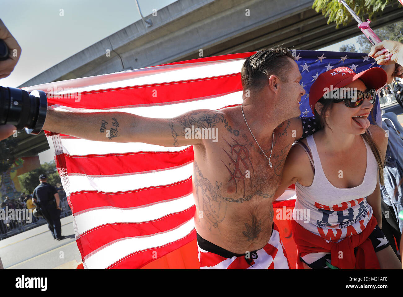 San Diego, CA, USA. 3 Feb, 2018. Einige Rechtsextreme Gruppen mit den patriotischen Picknick ausgerichtet ein paar Tische gegenüber von Chicano Park in der Nähe von Barrio Logan San Diego Samstag Morgen protestieren Chicano Kultur gehalten und sich für ändern. John turano Links, mit Frau Dianna Turano, sowohl von Los Angeles eine US-Flagge für alle statt über die Straße von Chicano Park zu sehen. Quelle: John gastaldo / ZUMA Draht/Alamy leben Nachrichten Stockfoto