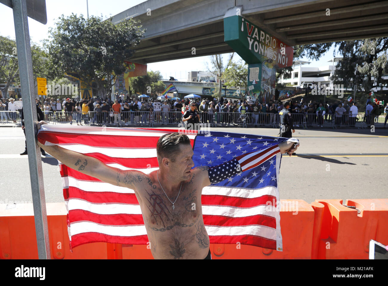 San Diego, CA, USA. 3 Feb, 2018. Einige Rechtsextreme Gruppen mit den patriotischen Picknick ausgerichtet ein paar Tische gegenüber von Chicano Park in der Nähe von Barrio Logan San Diego Samstag Morgen protestieren Chicano Kultur gehalten und sich für ändern. John turano von Los Angeles hielt eine US-Flagge für alle über der Straße von Chicano Park zu sehen. Quelle: John gastaldo / ZUMA Draht/Alamy leben Nachrichten Stockfoto