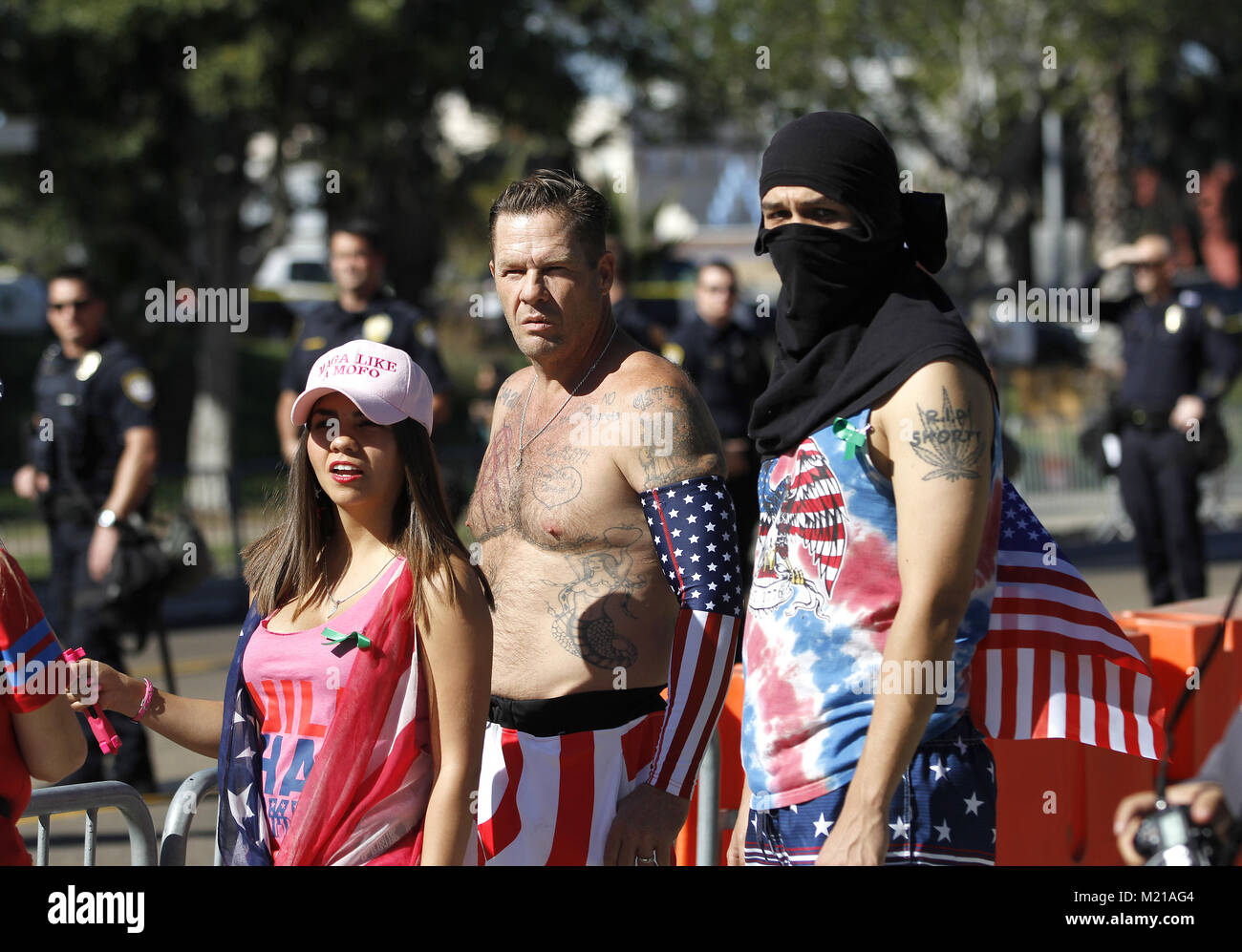 San Diego, CA, USA. 3 Feb, 2018. Mehrere Mitglieder der rechten Gruppen ausgerichtet mit dem patriotischen Picknick, gezeigt, hielten einige Tisch gegenüber von Chicano Park in der Nähe von Barrio Logan San Diego Samstag Morgen, wie andere, die Sie nicht unterstützen demonstrierten gegen Sie von Chicano Park. Quelle: John gastaldo / ZUMA Draht/Alamy leben Nachrichten Stockfoto