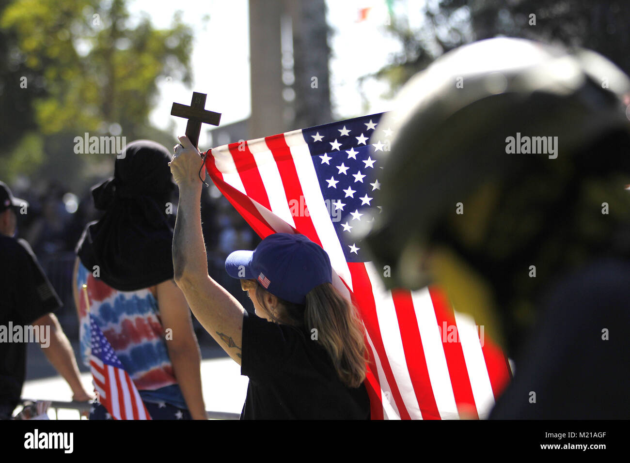 San Diego, CA, USA. 3 Feb, 2018. Einige Rechtsextreme Gruppen ausgerichtet mit dem patriotischen Picknick, gezeigt, ein paar Tische gegenüber rallyers in Chicano Park in der Nähe von Barrio Logan San Diego am Samstag Morgen. Quelle: John gastaldo / ZUMA Draht/Alamy leben Nachrichten Stockfoto