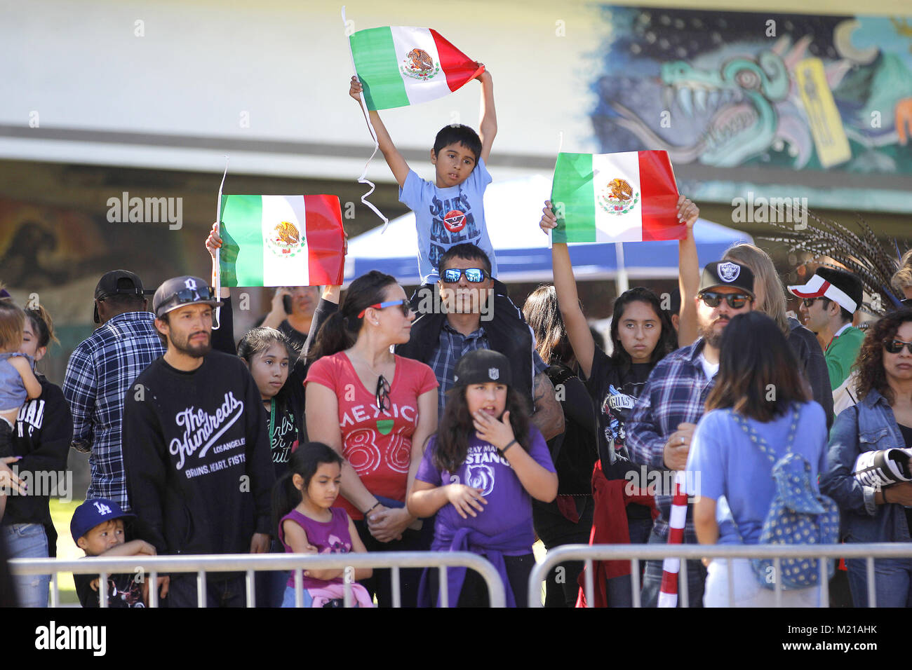 San Diego, CA, USA. 3 Feb, 2018. Einige Rechtsextreme Gruppen mit den patriotischen Picknick ausgerichtet hielten einige Tabellen über von Chicano Park Demonstranten, gezeigt, in der Nähe von Barrio Logan San Diego Samstag Morgen. Quelle: John gastaldo / ZUMA Draht/Alamy leben Nachrichten Stockfoto
