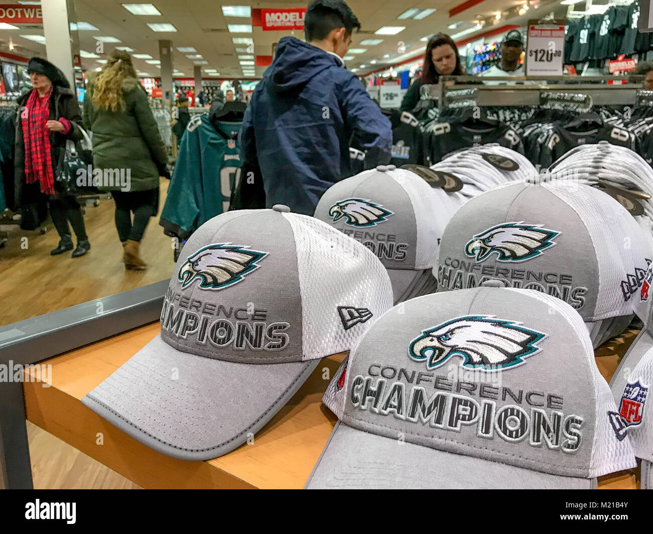 König von Preußen, PA, Fans der Philadelphia Eagles - das NFC Championship Gewinner-shop für Team waren vor dem Super Bowl in einem lokalen sporting goods store Credit: Don Mennig/Alamy leben Nachrichten Stockfoto