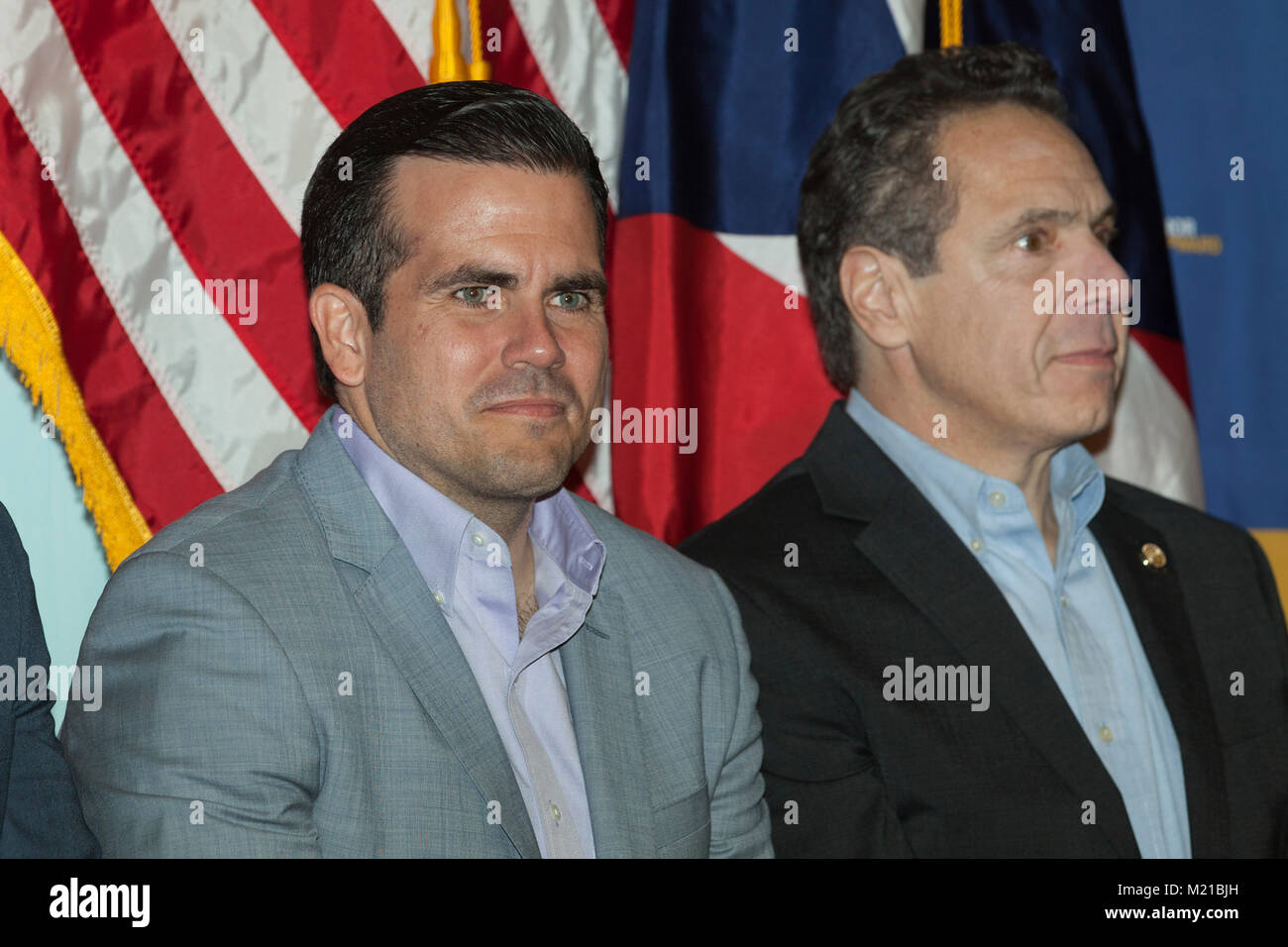 New York, NY - Februar 3, 2018: Präsidenten Andrew Cuomo&Ricardo Rossello in New York besuchen steht mit Puerto Rico Rallye im Casita Maria Zentrum für Kunst und Bildung in der Bronx Stockfoto