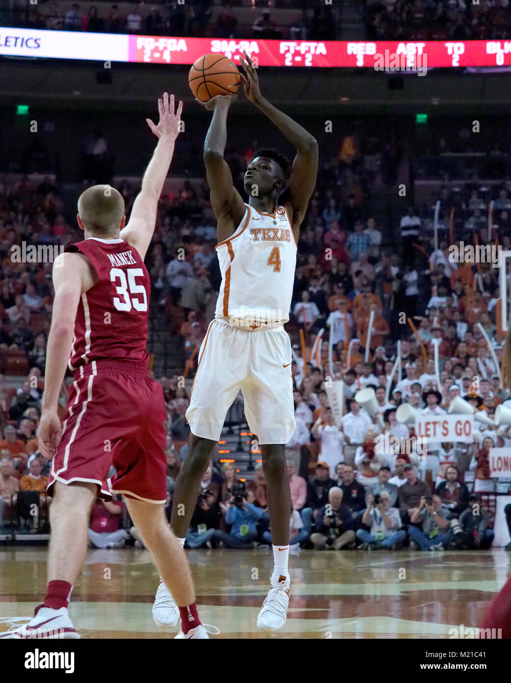 Halbzeit. 3 Feb, 2018. Mohamed Bamba #4 der Texas Longhorns in Aktion die Oklahoma Sooners am Frank Erwin Center in Austin Texas vs. Oklahoma führt 40-35 an der Hälfte. Robert Backman/Cal Sport Media. Credit: Csm/Alamy leben Nachrichten Stockfoto