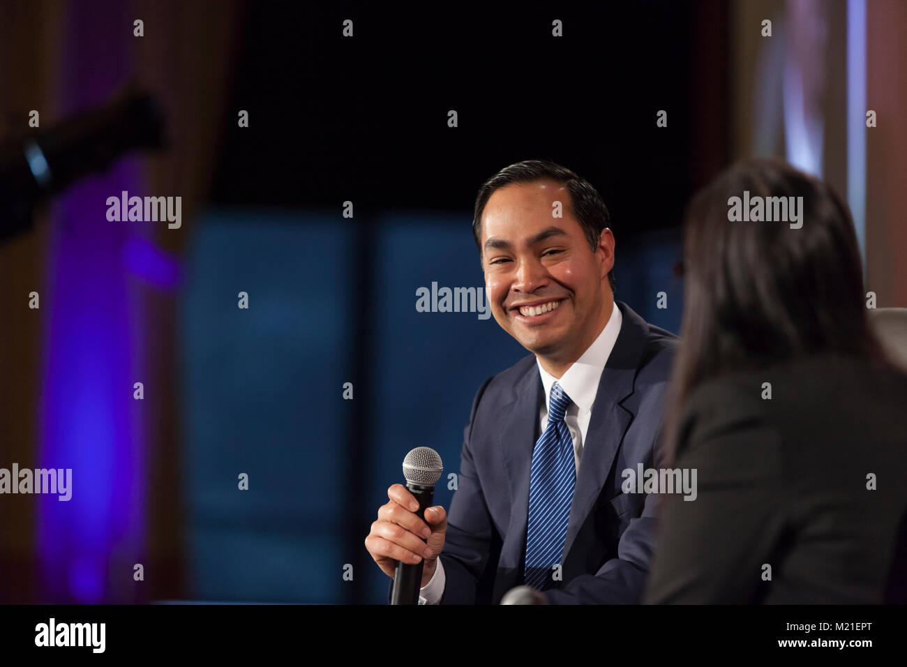 Seattle, Washington: Ein Gespräch mit Julián Castro im Crosscut Festival. Querschnitt des Florangela Davila die Diskussion mit dem ehemaligen Außenminister der Vereinigten Staaten Wohnungsbau und Stadtentwicklung an der Seattle University moderiert. Castro versah die zweitägige Veranstaltung mit Gesprächen mit Gouverneure, Bürgermeister und anderen zivilen, geschäftlichen und kulturellen Führer. Stockfoto