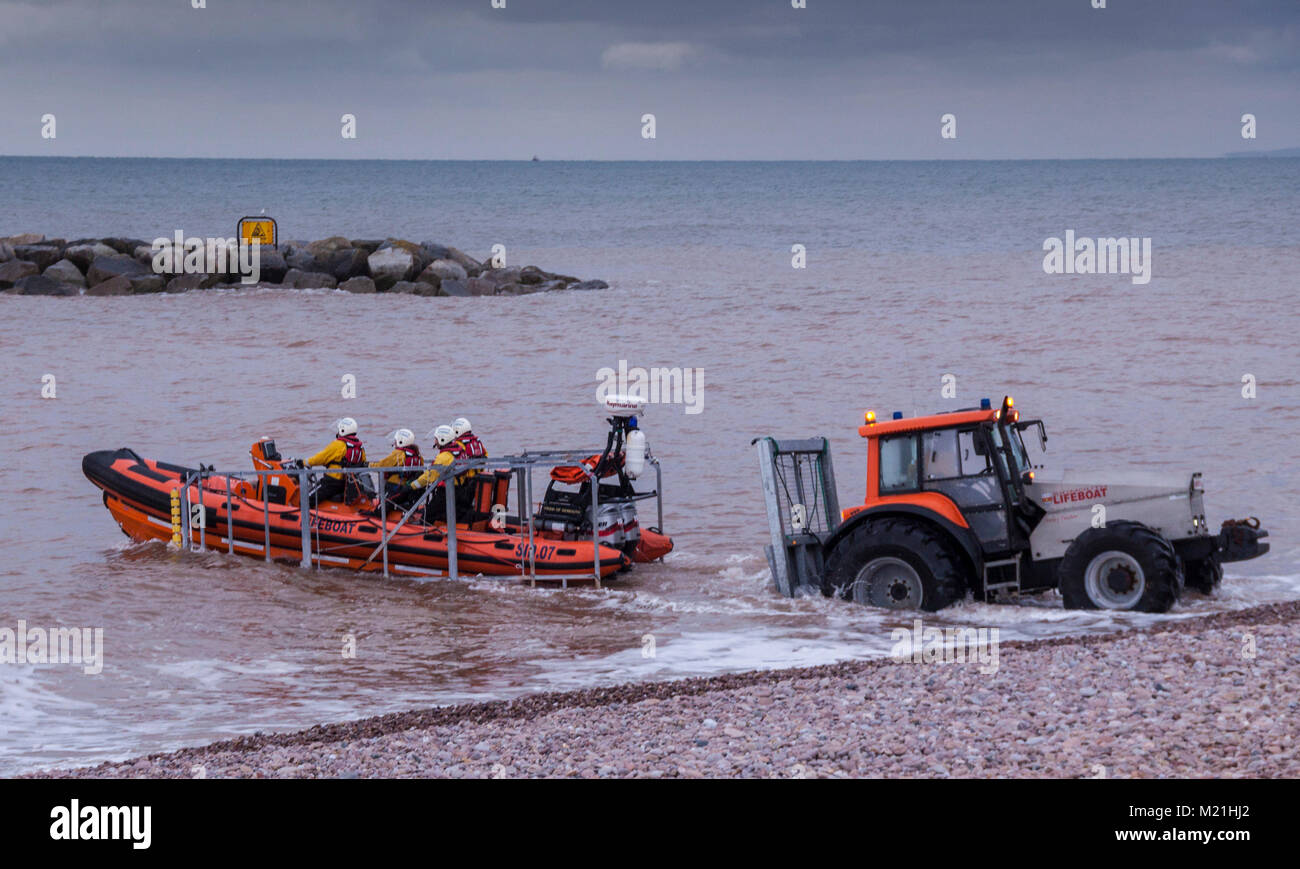 Sidmouth, 4.. Februar 17. Sidmouth Lifeboat machte sich am frühen Morgen bei eisigen Bedingungen in Devon auf den Bohrer. Sidmouth Lifeboat ist nicht Teil des RNLI, wird aber vollständig durch Spenden der lokalen Gemeinde und Besucher finanziert. Stockfoto