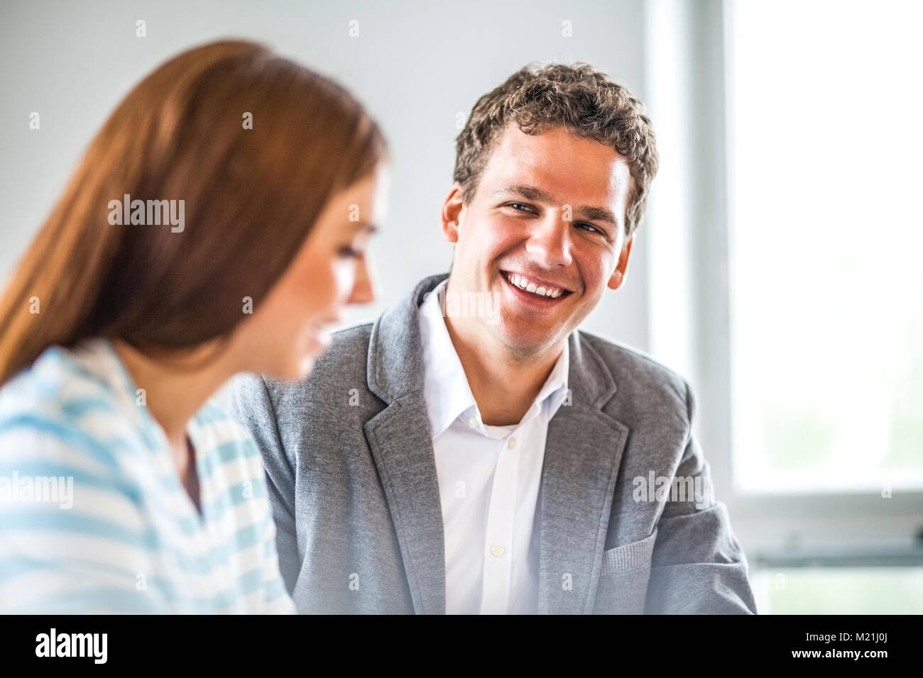 Geschäft Leute diskutieren im Büro Stockfoto