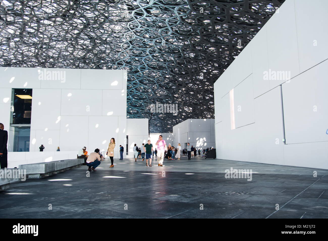 ABU DHABI, VEREINIGTE ARABISCHE EMIRATE - Januar 26, 2018: Louvre Abu Dhabi moderne Halle mit Regen Licht Dach Design Stockfoto