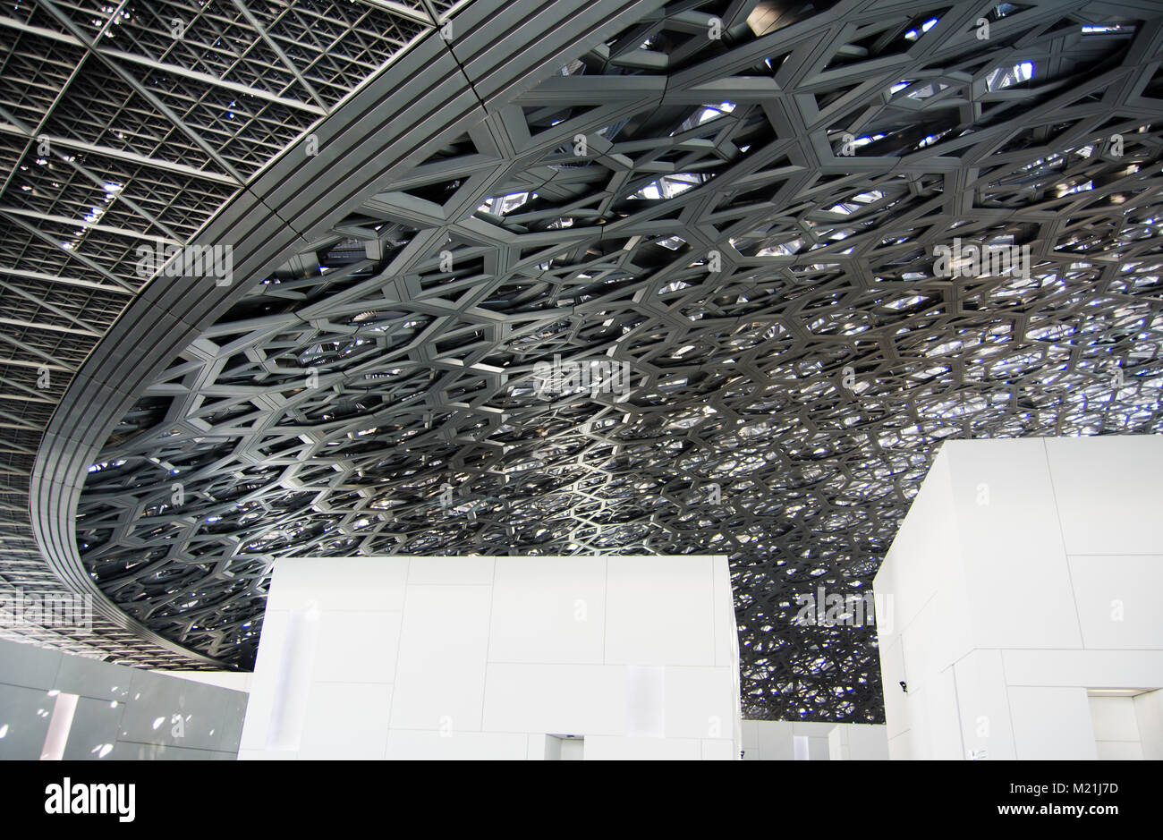 ABU DHABI, VEREINIGTE ARABISCHE EMIRATE - Januar 26, 2018: Moderne Dach und Decke von Louvre Abu Dhabi mit Regen von Licht durch die Sonne vorbei an den Öffnungen Stockfoto