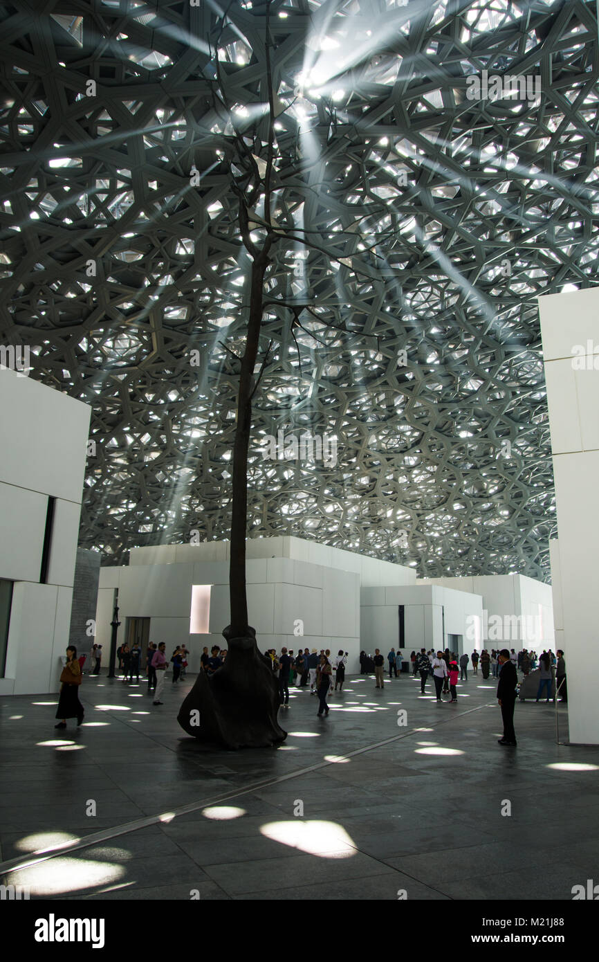 ABU DHABI, VEREINIGTE ARABISCHE EMIRATE - Januar 26, 2018: Lichter durch Dach und Decke von Louvre Abu Dhabi präsentiert Regen Licht Design wurde ebenfalls Stockfoto