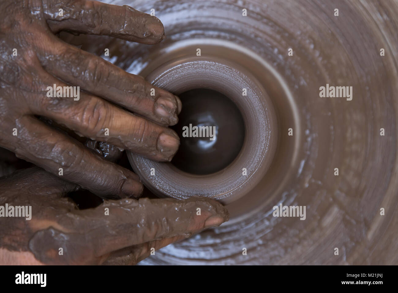 Close up Detailansicht bei einer Künstlerin macht Ton auf einem Drehrad Stockfoto