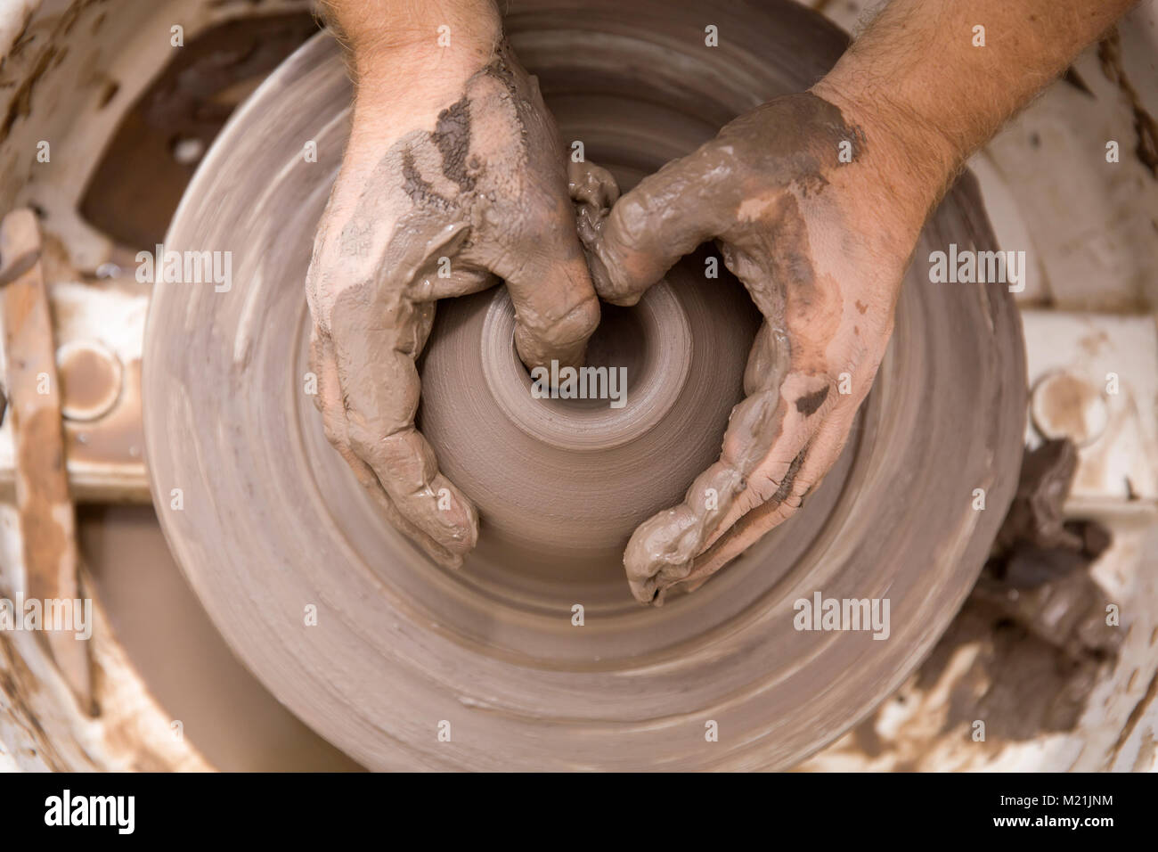 Close up Detailansicht bei einer Künstlerin macht Ton auf einem Drehrad Stockfoto