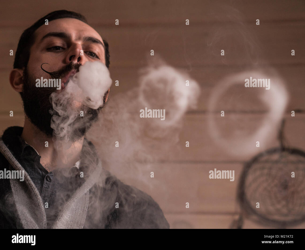 Vape ring -Fotos und -Bildmaterial in hoher Auflösung – Alamy