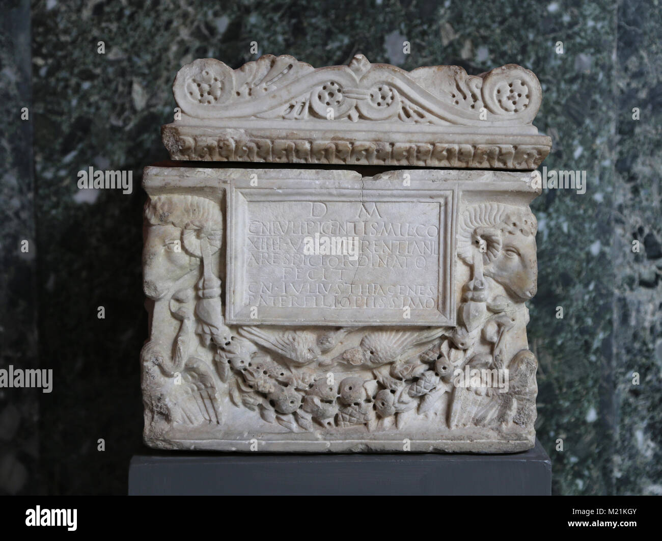 Eine römische Marmor cinerary urn eingeschrieben für Gaius Julius Picens, Polizei Soldat. Rom, 70-100 AD. Stockfoto