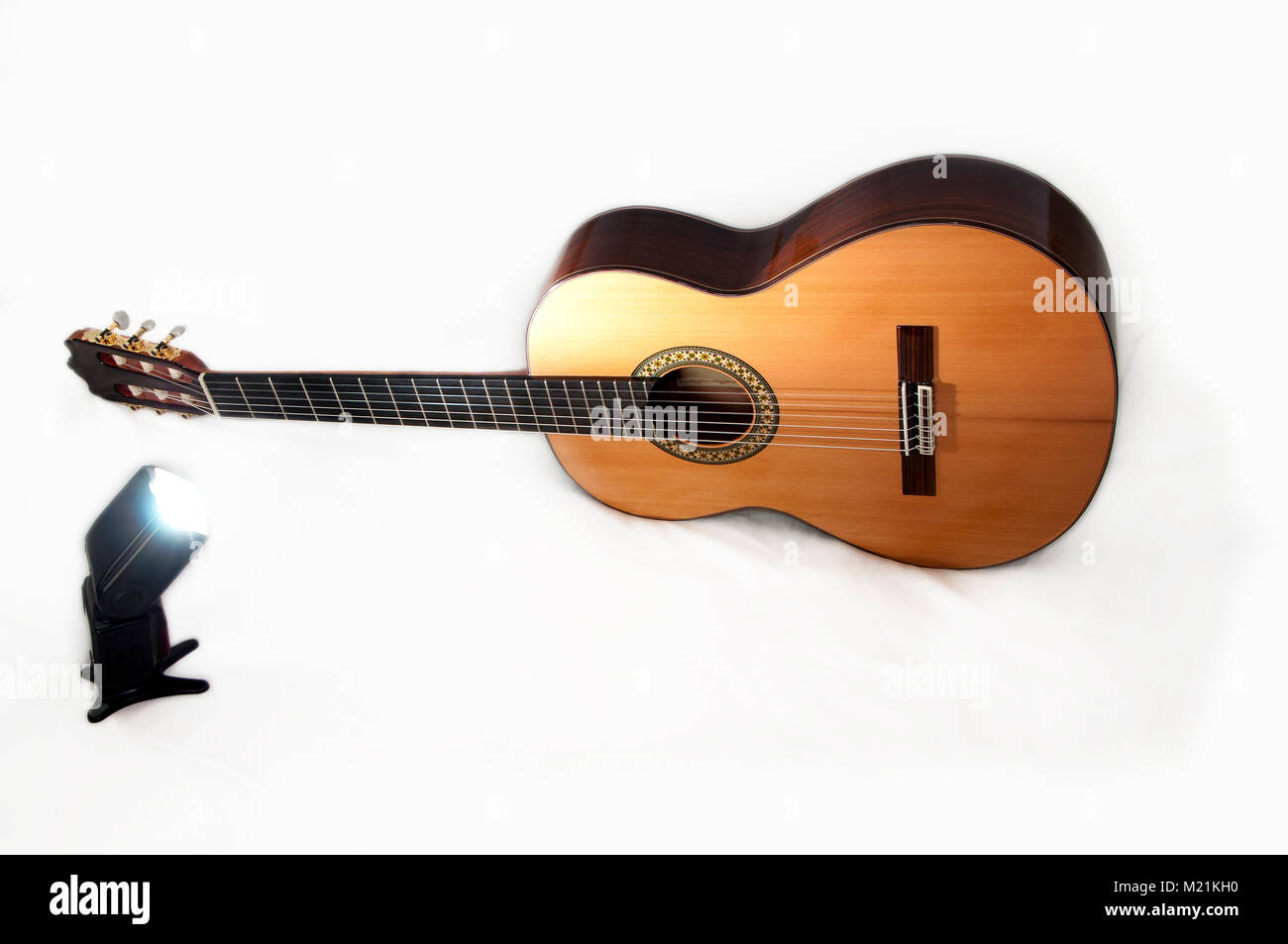 Eine klassische Gitarre vom hellen Licht eines professionellen Flash beleuchtet Stockfoto