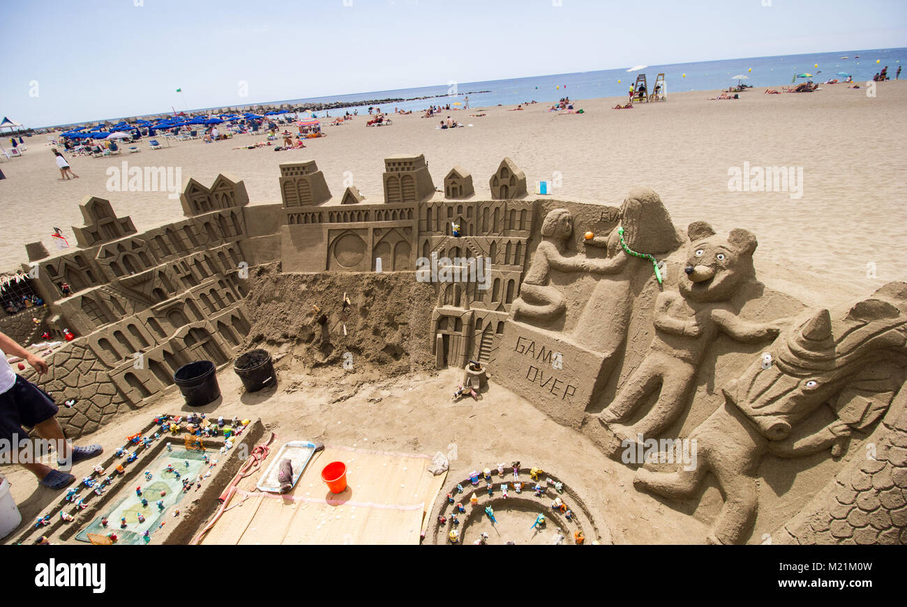 Sand Sculpturein Fortschritte bei Playa del Las Vistas, Los Cristianos, Teneriffa, Kanarische Inseln Stockfoto