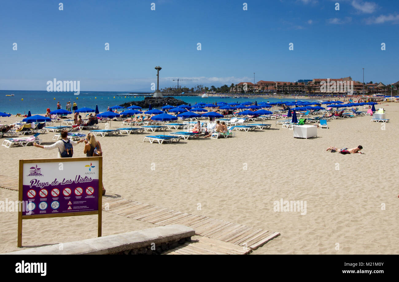 Liegestühle, Sand und Meer an der Playa de Las Vistas Strand, Los Cristianos, Teneriffa, Kanaren, Isllands Stockfoto