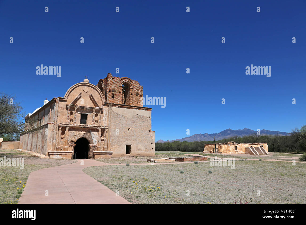 Der Tumacacori Franziskaner Kirche und Ort der Mission aus dem späten 18. Jahrhundert. Es liegt in Santa Cruz County im Bundesstaat Arizona. Stockfoto