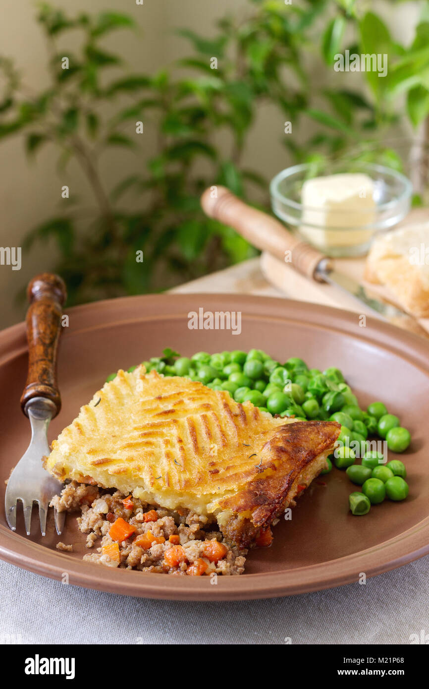 Shepherd's Pie oder Cottage Pie ist einer Fleischpastete mit Kartoffelpüree. Selektive konzentrieren. Stockfoto