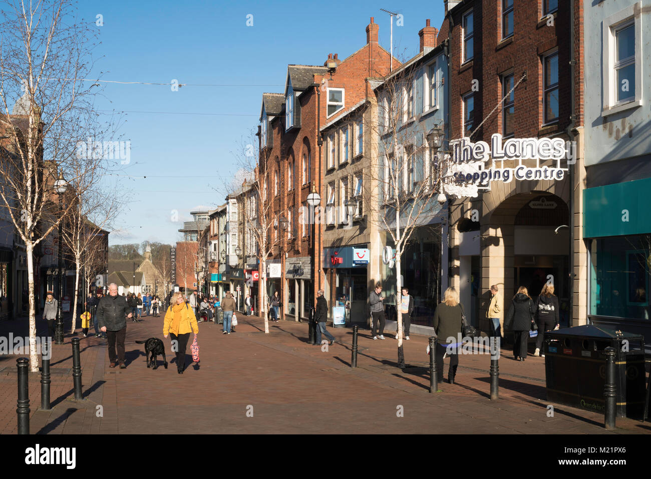 Menschen zu Fuß nach unten Scotch Street, Carlisle, Cumbria, England, Großbritannien Stockfoto