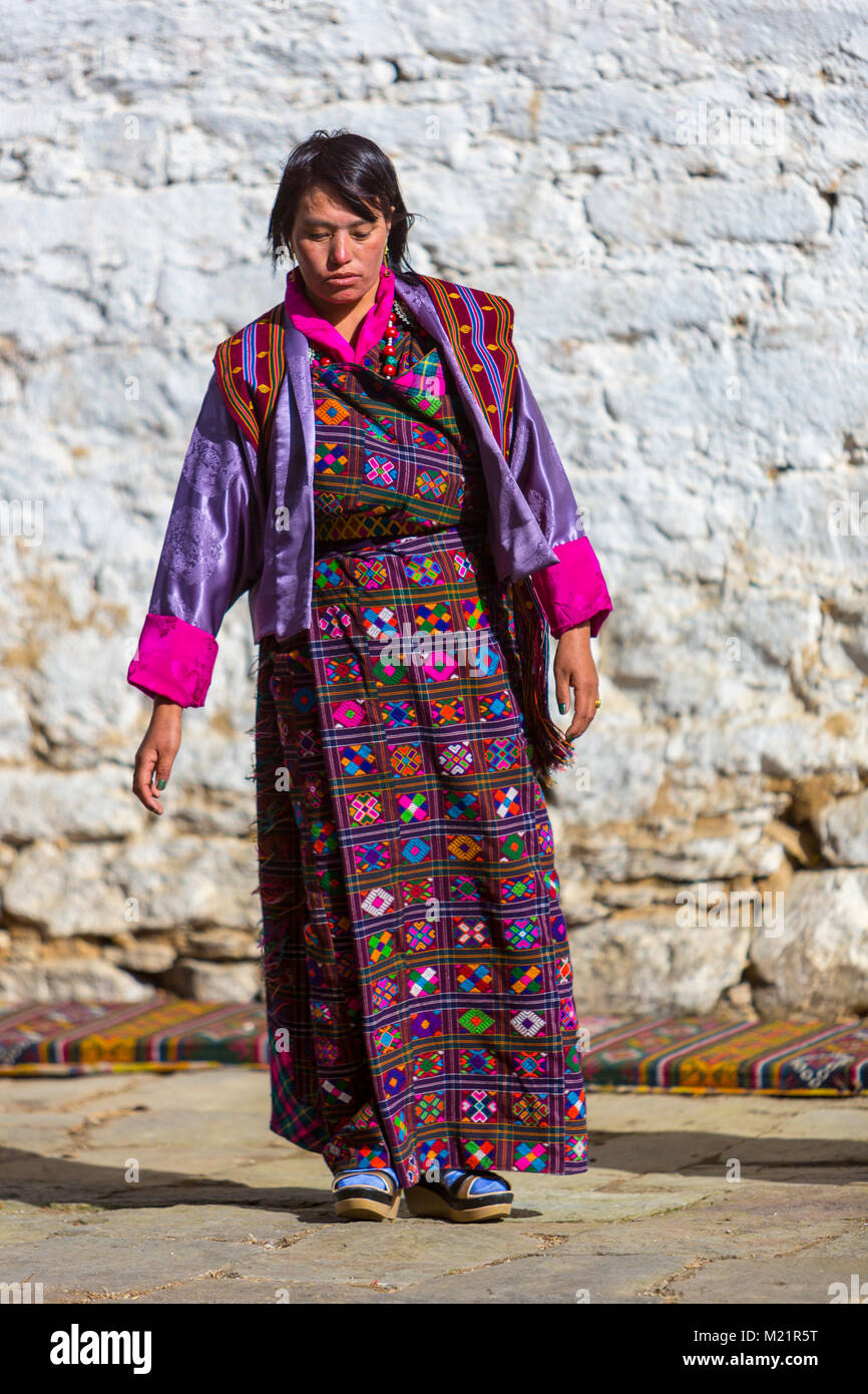 Prakhar Lhakhang, Bumthang, Bhutan. Bhutanesische Frau in traditioneller Kleidung in ein religiöses Fest zu singen. Stockfoto