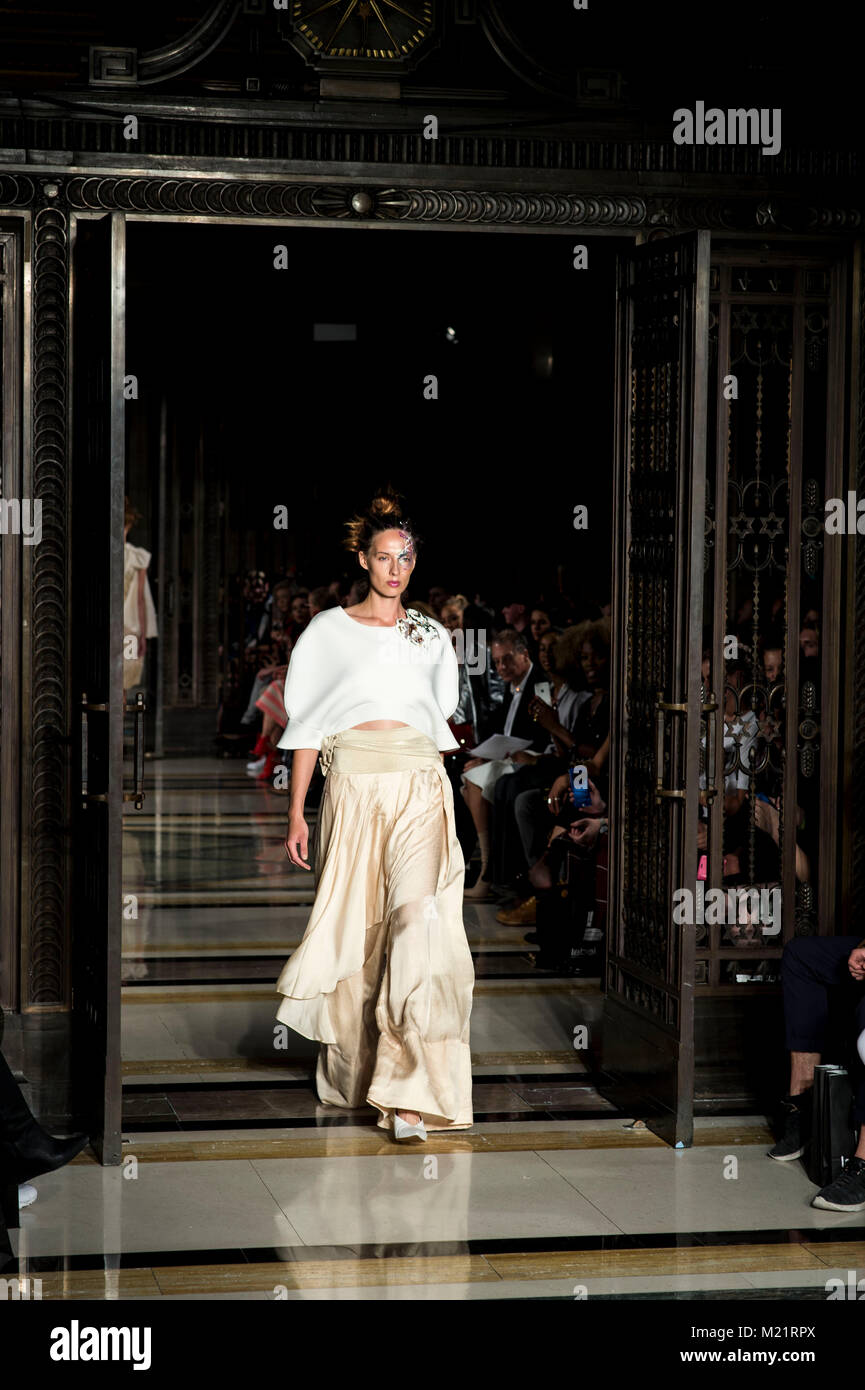 Modelle auf dem Laufsteg im NSGAIA zeigen auf der Fashion Scout 2017 Während der London Fashion Week Stockfoto