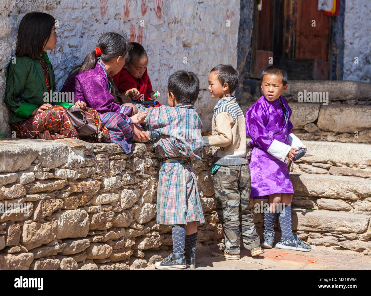 Prakhar Lhakhang, Bumthang, Bhutan. Junge bhutanische Kinder, eins in westliche Kleidung. Stockfoto