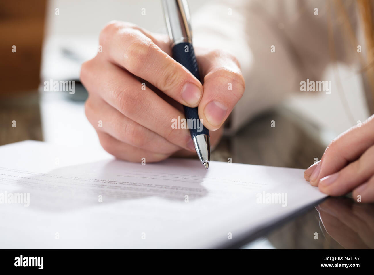 Nahaufnahme eines Business unterzeichneten Dokument mit Kugelschreiber auf dem Schreibtisch Stockfoto