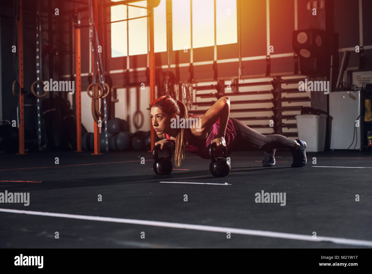 Sportliche Mädchen arbeitet sie im Fitnessstudio mit einer kettlebell Stockfoto