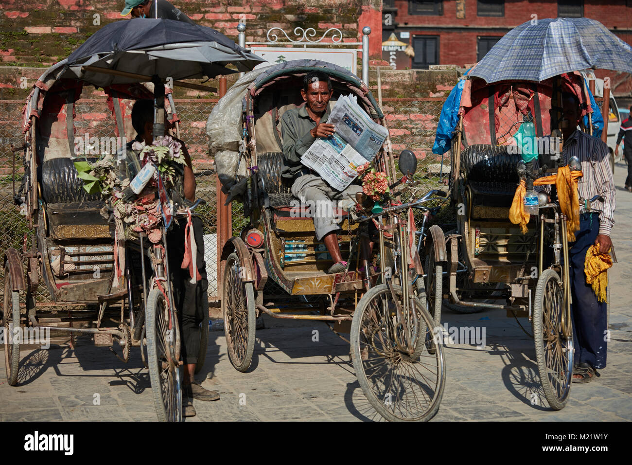 Nepalesische Rikscha Fahrer am Durbar Square, Kathmandu, Nepal Stockfoto