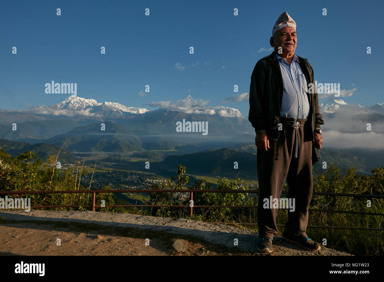 Lokale Nepalesischen älteren Mann mit Annapurna Bergkette hinter Stockfoto